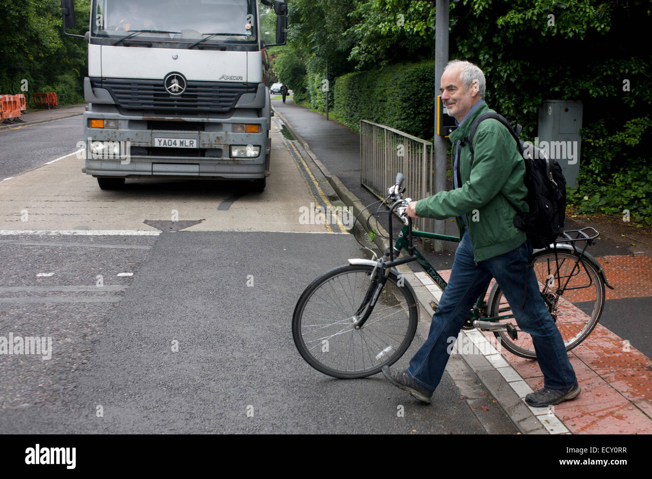 Mathematiker und Risiko-Guru, Professor Sir David Spiegelhalter Radfahren in Cambridge. Stockfoto