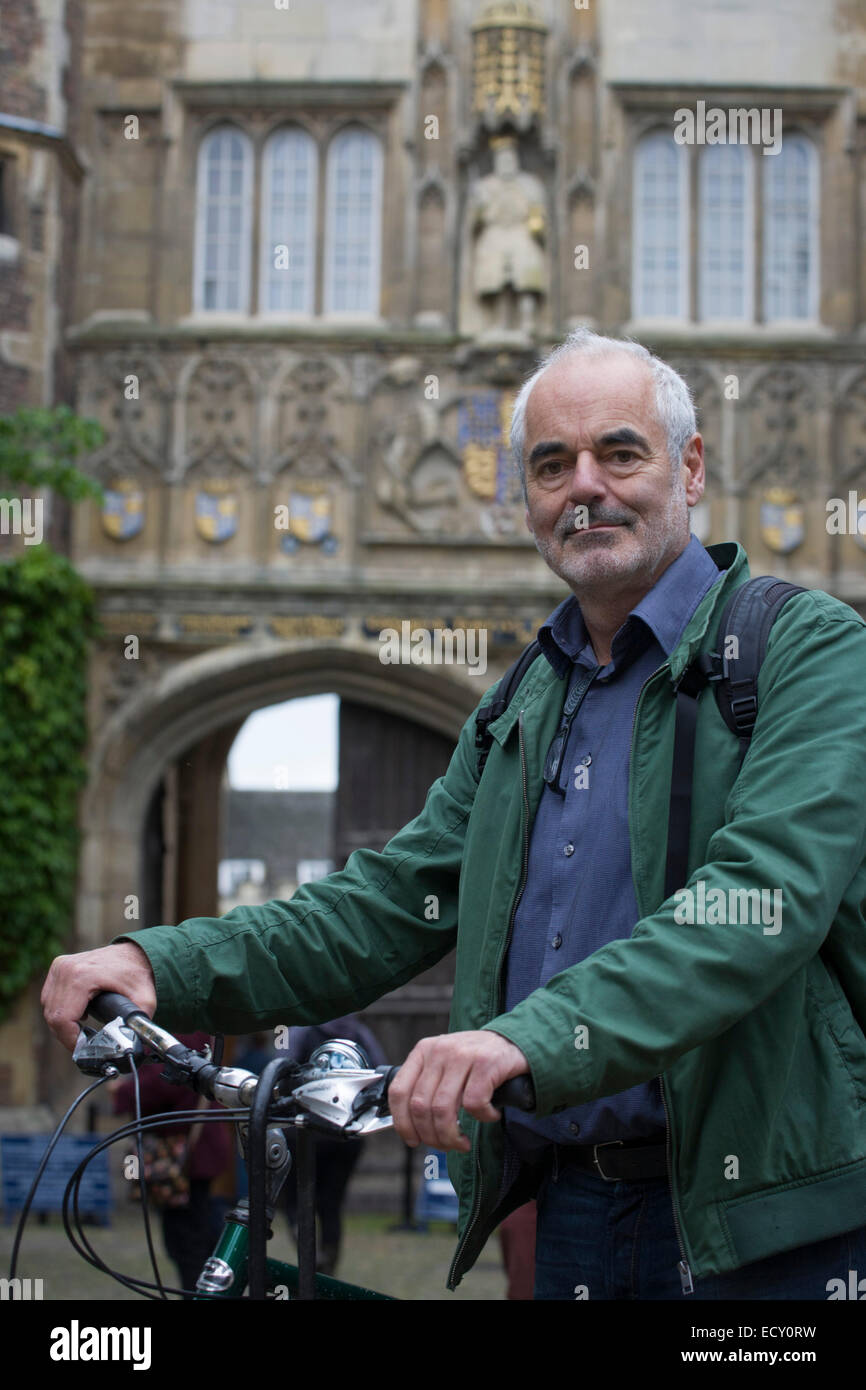 Mathematiker und Risiko-Guru, Professor Sir David Spiegelhalter Radfahren in Cambridge. Stockfoto
