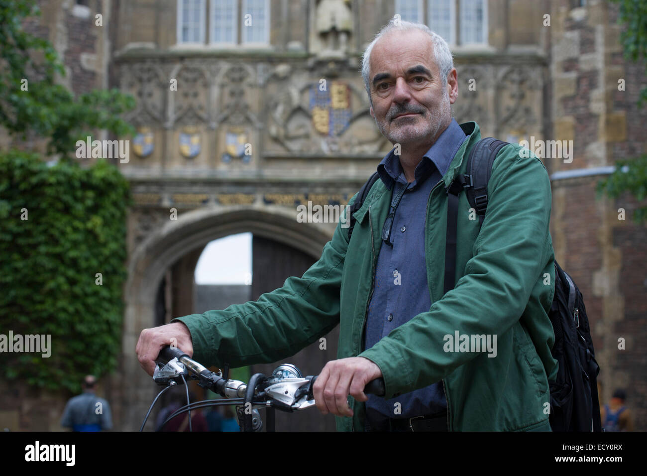 Mathematiker und Risiko-Guru, Professor Sir David Spiegelhalter Radfahren in Cambridge. Stockfoto