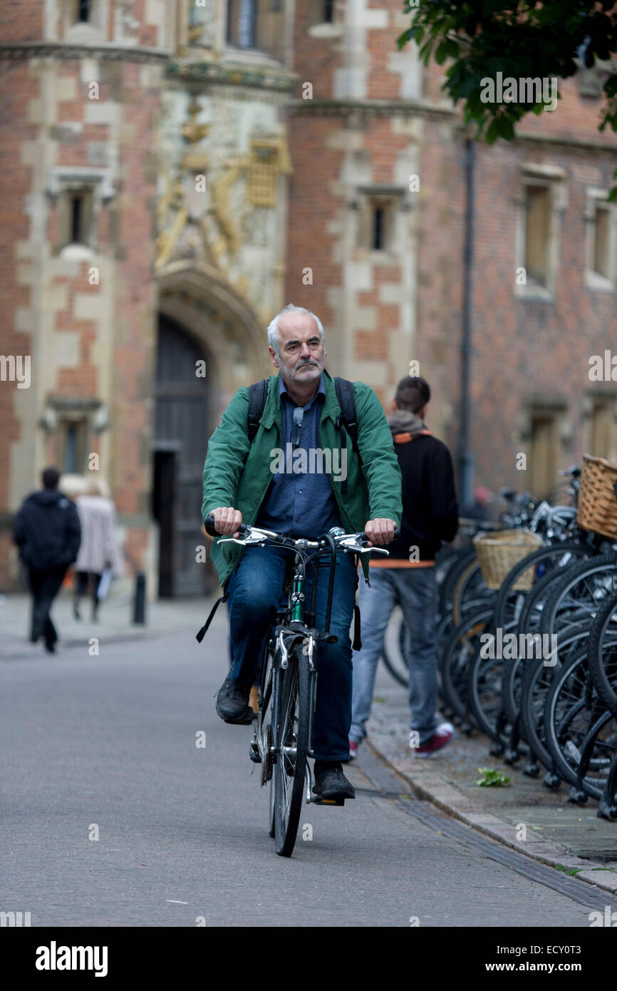 Mathematiker und Risiko-Guru, Professor Sir David Spiegelhalter Radfahren in Cambridge. Stockfoto