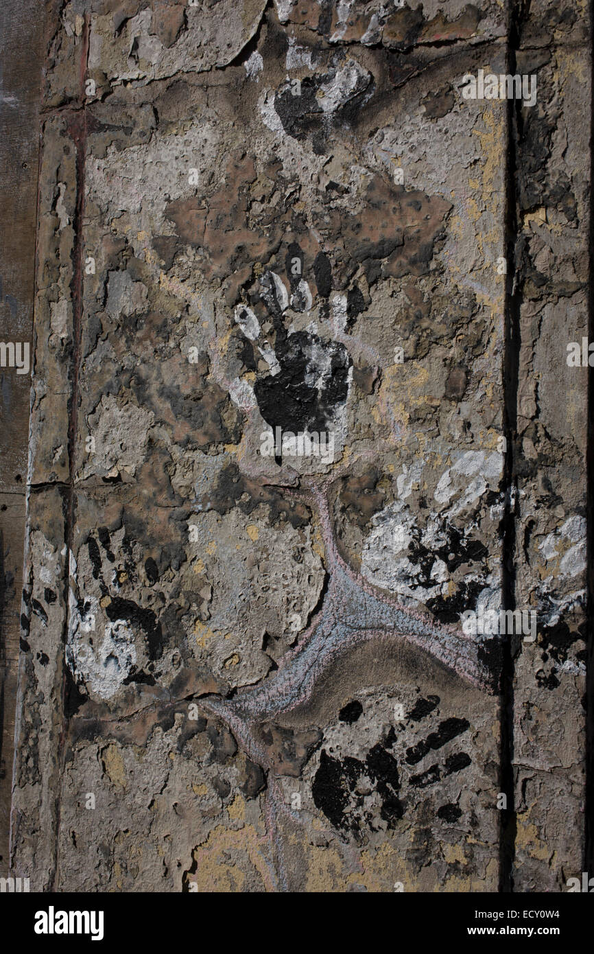 Spuren von menschlichen Handabdrücke auf einer verfallenen Mauer im Osten Londons. Stockfoto