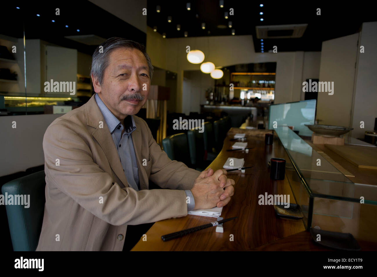 Japanischer Unternehmer, Tetsuro Hama an seine 'So' Restaurant, Soho, London.    Aus dem Kapitel mit dem Titel "Der Preis des Glücks" Stockfoto