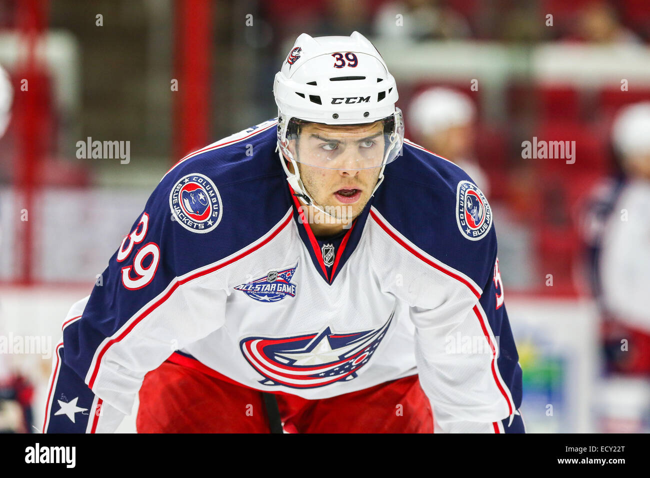 Columbus Blue Jackets center Michael Chaput (39), während das NHL-Spiel zwischen den Columbus Blue Jackets und den Carolina Hurricanes in der PNC-Arena. Die Carolina Hurricanes besiegte den Columbus Blue Jackets 3: 2 in der Overtime. Stockfoto