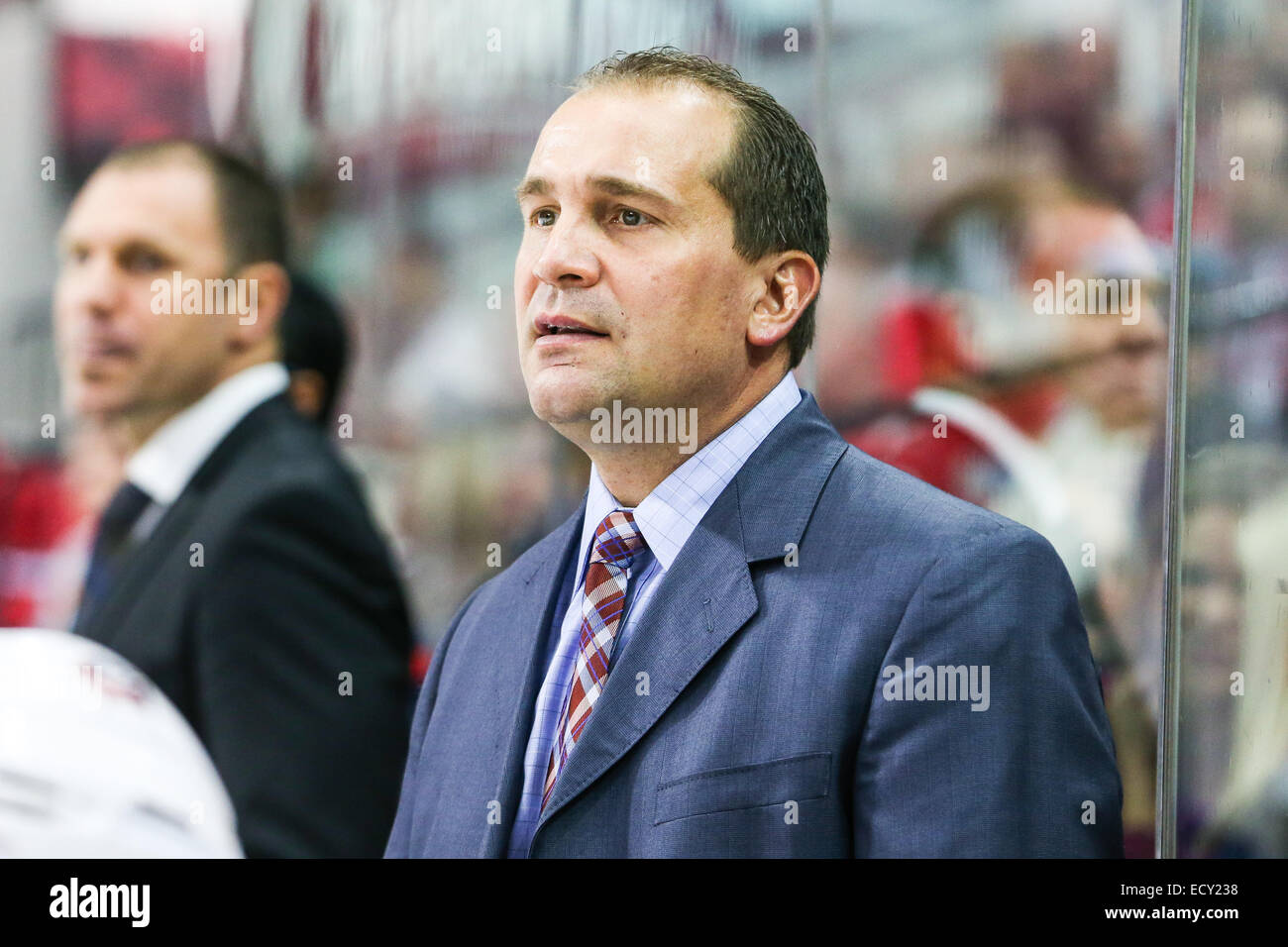 Columbus Blue Jackets Kopf Trainer Todd Richards während des NHL-Spiels zwischen den Columbus Blue Jackets und den Carolina Hurricanes in der PNC-Arena. Die Carolina Hurricanes besiegte den Columbus Blue Jackets 3: 2 in der Overtime. Stockfoto