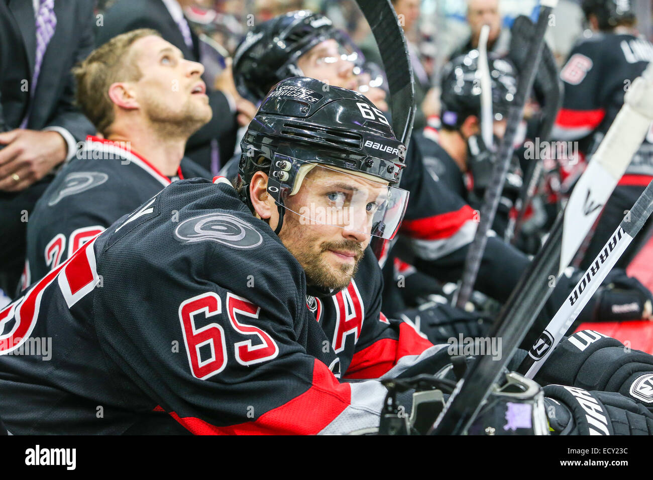 Carolina Hurricanes Verteidiger Ron Hainsey (65) während des NHL-Spiels zwischen den Columbus Blue Jackets und den Carolina Hurricanes in der PNC-Arena. Die Carolina Hurricanes besiegte den Columbus Blue Jackets 3: 2 in der Overtime. Stockfoto