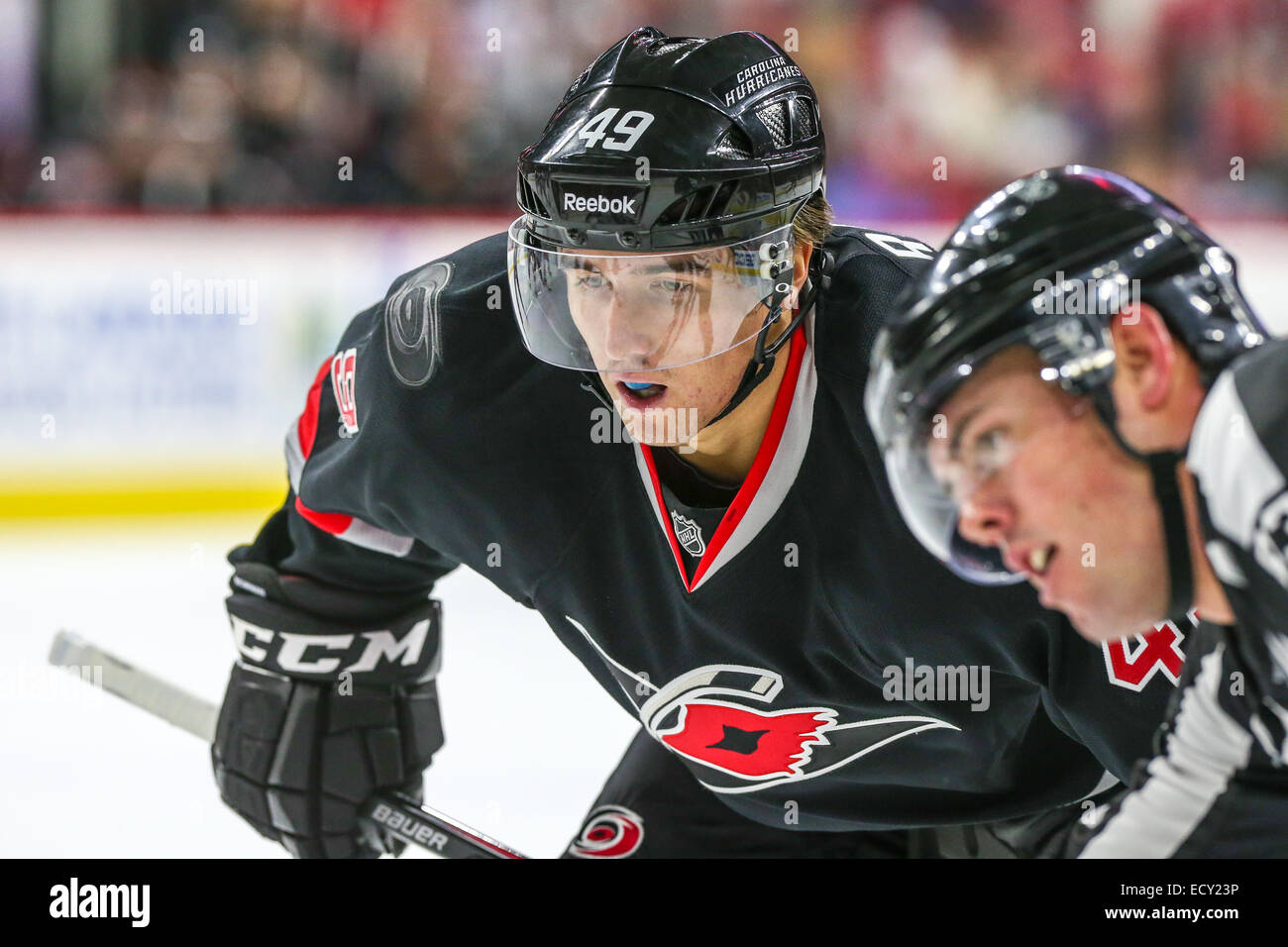 Carolina Hurricanes center Victor Rask (49) während der NHL-Spiel zwischen den Columbus Blue Jackets und den Carolina Hurricanes in der PNC-Arena. Die Carolina Hurricanes besiegte den Columbus Blue Jackets 3: 2 in der Overtime. Stockfoto