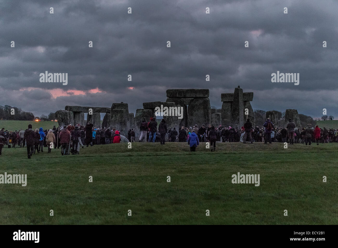 Stonehenge, Wiltshire, UK. 22. Dezember 2014. Winter-Sonnenwende 2014 strömen Tausende von Feiernden in das antike Monument Stonehenge, ein UNESCO-Welterbe in Wiltshire. In diesem Jahr Sonnenwende Sonnenaufgang ist ungewöhnlich auf den 22. und nicht die normalen 21. Dezember durch das Sonnenjahr. Bildnachweis: Paul Chambers/Alamy Live-Nachrichten Stockfoto
