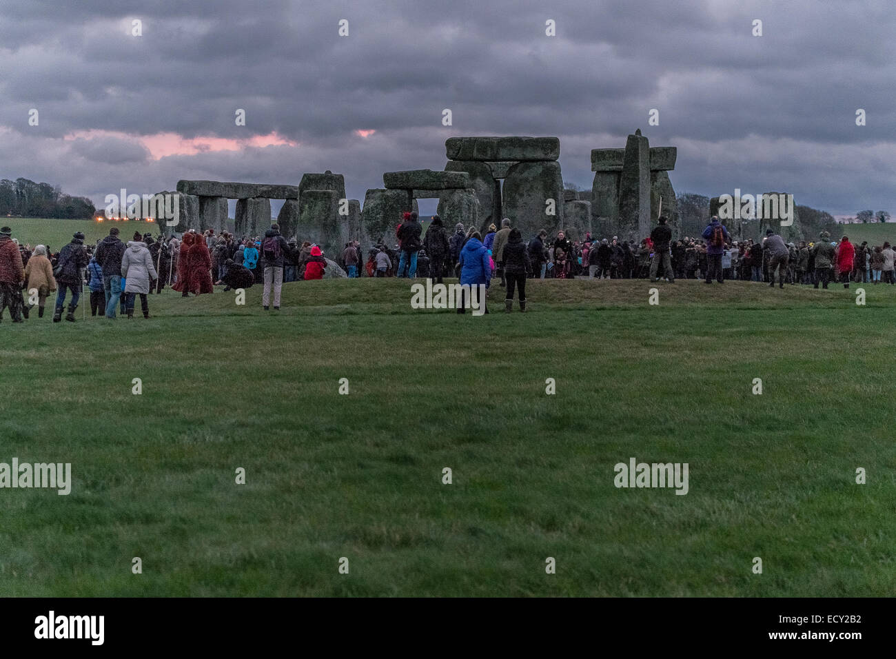 Stonehenge, Wiltshire, UK. 22. Dezember 2014. Winter-Sonnenwende 2014 strömen Tausende von Feiernden in das antike Monument Stonehenge, ein UNESCO-Welterbe in Wiltshire. In diesem Jahr Sonnenwende Sonnenaufgang ist ungewöhnlich auf den 22. und nicht die normalen 21. Dezember durch das Sonnenjahr. Bildnachweis: Paul Chambers/Alamy Live-Nachrichten Stockfoto