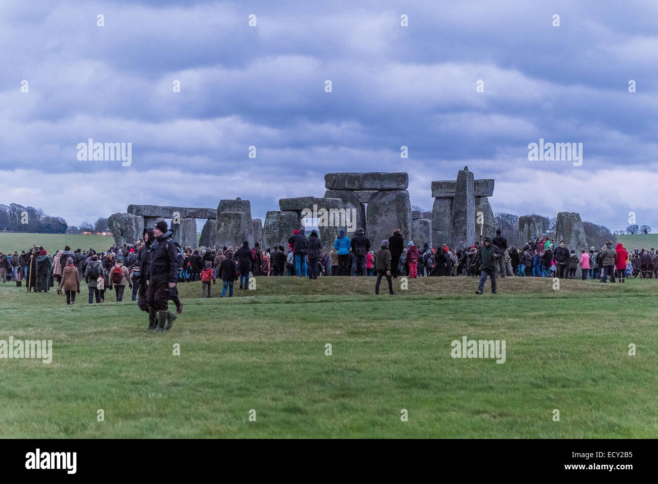 Stonehenge, Wiltshire, UK. 22. Dezember 2014. Winter-Sonnenwende 2014 strömen Tausende von Feiernden in das antike Monument Stonehenge, ein UNESCO-Welterbe in Wiltshire. In diesem Jahr Sonnenwende Sonnenaufgang ist ungewöhnlich auf den 22. und nicht die normalen 21. Dezember durch das Sonnenjahr. Bildnachweis: Paul Chambers/Alamy Live-Nachrichten Stockfoto