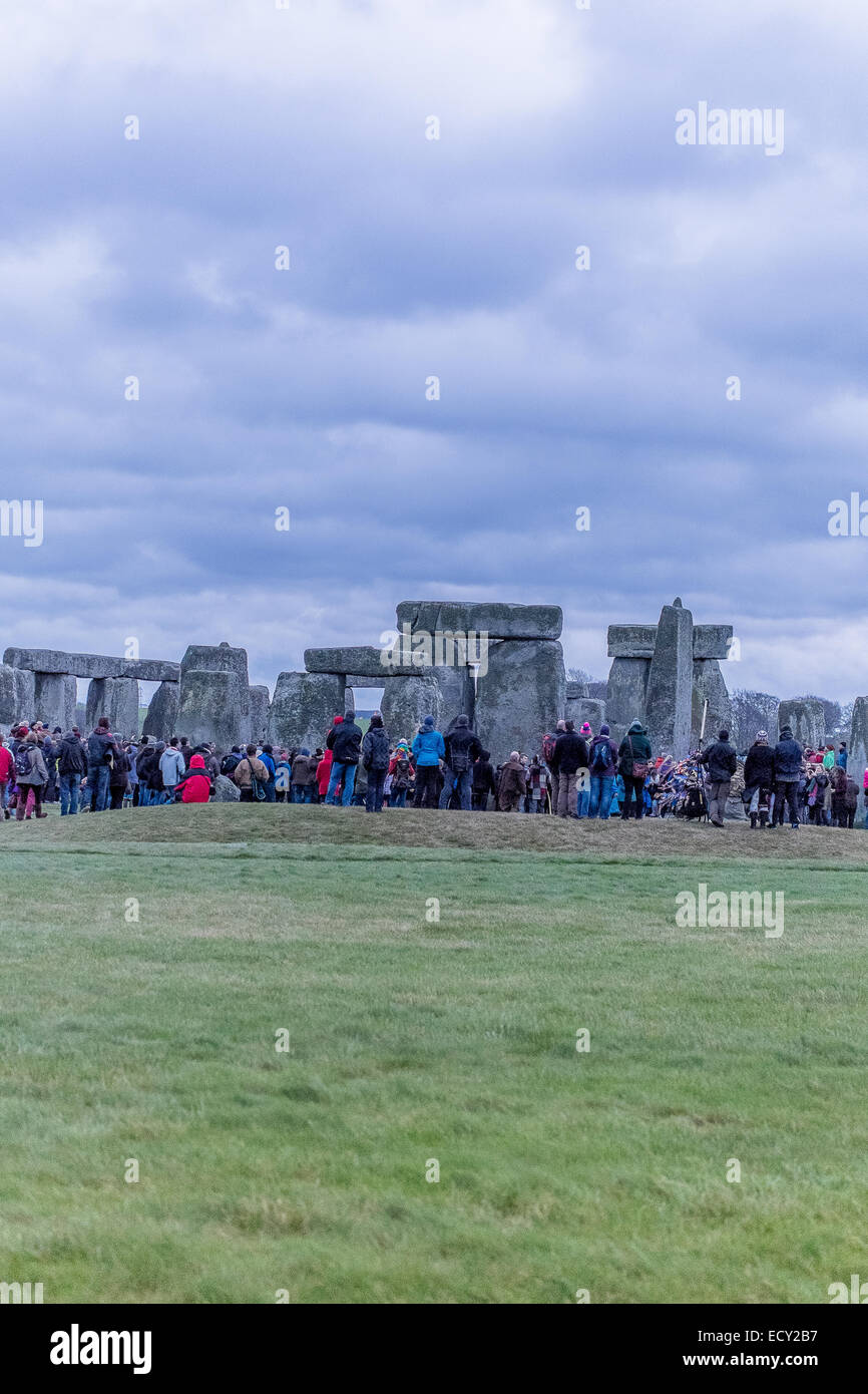 Stonehenge, Wiltshire, UK. 22. Dezember 2014. Winter-Sonnenwende 2014 strömen Tausende von Feiernden in das antike Monument Stonehenge, ein UNESCO-Welterbe in Wiltshire. In diesem Jahr Sonnenwende Sonnenaufgang ist ungewöhnlich auf den 22. und nicht die normalen 21. Dezember durch das Sonnenjahr. Bildnachweis: Paul Chambers/Alamy Live-Nachrichten Stockfoto