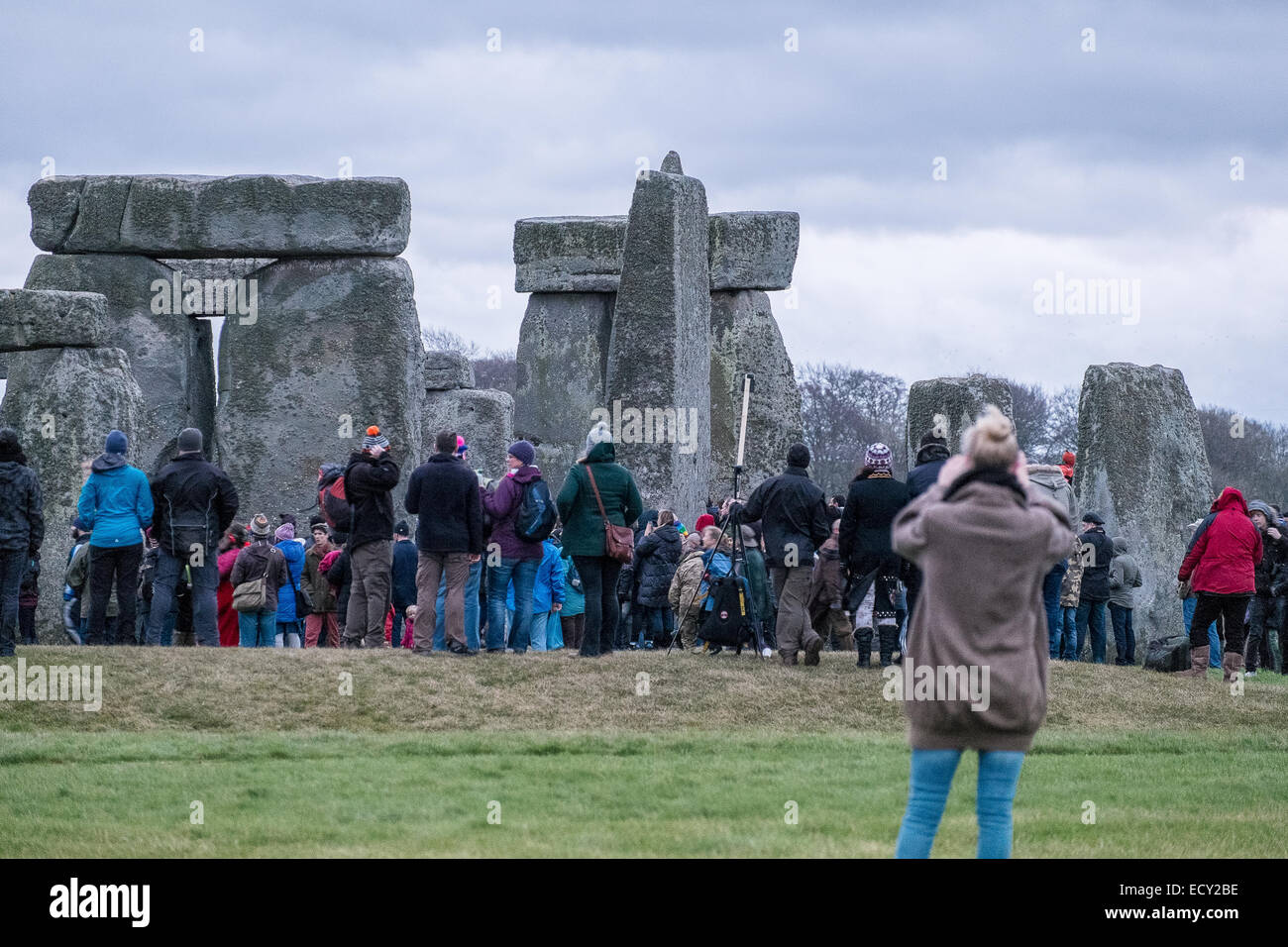 Stonehenge, Wiltshire, UK. 22. Dezember 2014. Winter-Sonnenwende 2014 strömen Tausende von Feiernden in das antike Monument Stonehenge, ein UNESCO-Welterbe in Wiltshire. In diesem Jahr Sonnenwende Sonnenaufgang ist ungewöhnlich auf den 22. und nicht die normalen 21. Dezember durch das Sonnenjahr. Bildnachweis: Paul Chambers/Alamy Live-Nachrichten Stockfoto