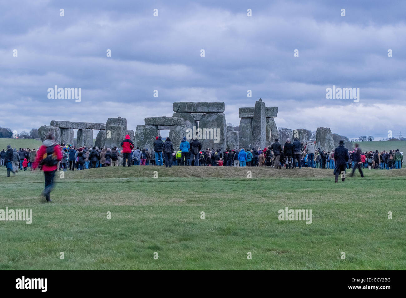 Stonehenge, Wiltshire, UK. 22. Dezember 2014. Winter-Sonnenwende 2014 strömen Tausende von Feiernden in das antike Monument Stonehenge, ein UNESCO-Welterbe in Wiltshire. In diesem Jahr Sonnenwende Sonnenaufgang ist ungewöhnlich auf den 22. und nicht die normalen 21. Dezember durch das Sonnenjahr. Bildnachweis: Paul Chambers/Alamy Live-Nachrichten Stockfoto