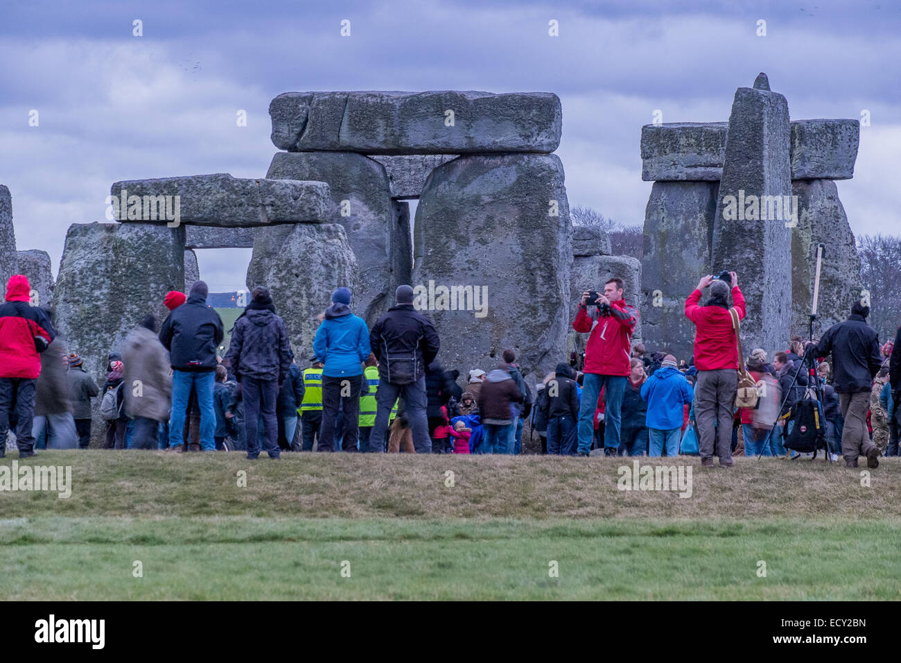 Stonehenge, Wiltshire, UK. 22. Dezember 2014. Winter-Sonnenwende 2014 strömen Tausende von Feiernden in das antike Monument Stonehenge, ein UNESCO-Welterbe in Wiltshire. In diesem Jahr Sonnenwende Sonnenaufgang ist ungewöhnlich auf den 22. und nicht die normalen 21. Dezember durch das Sonnenjahr. Bildnachweis: Paul Chambers/Alamy Live-Nachrichten Stockfoto