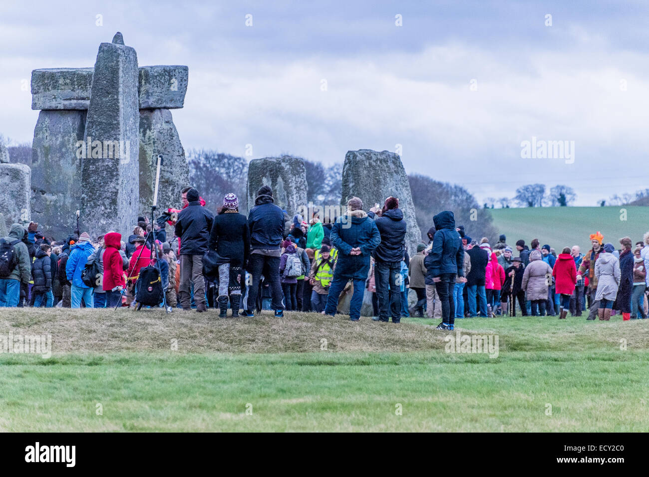 Stonehenge, Wiltshire, UK. 22. Dezember 2014. Winter-Sonnenwende 2014 strömen Tausende von Feiernden in das antike Monument Stonehenge, ein UNESCO-Welterbe in Wiltshire. In diesem Jahr Sonnenwende Sonnenaufgang ist ungewöhnlich auf den 22. und nicht die normalen 21. Dezember durch das Sonnenjahr. Bildnachweis: Paul Chambers/Alamy Live-Nachrichten Stockfoto