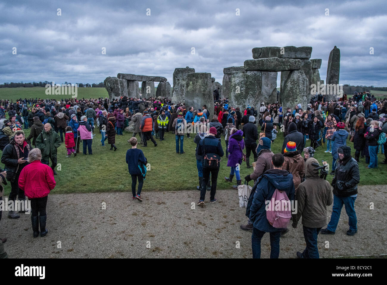Stonehenge, Wiltshire, UK. 22. Dezember 2014. Winter-Sonnenwende 2014 strömen Tausende von Feiernden in das antike Monument Stonehenge, ein UNESCO-Welterbe in Wiltshire. In diesem Jahr Sonnenwende Sonnenaufgang ist ungewöhnlich auf den 22. und nicht die normalen 21. Dezember durch das Sonnenjahr. Bildnachweis: Paul Chambers/Alamy Live-Nachrichten Stockfoto