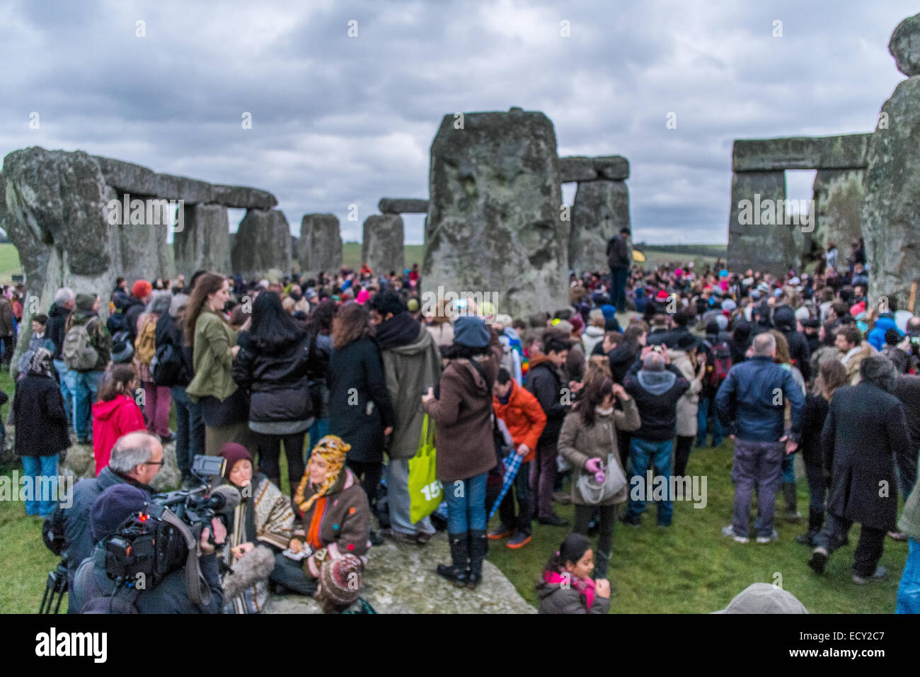 Stonehenge, Wiltshire, UK. 22. Dezember 2014. Winter-Sonnenwende 2014 strömen Tausende von Feiernden in das antike Monument Stonehenge, ein UNESCO-Welterbe in Wiltshire. In diesem Jahr Sonnenwende Sonnenaufgang ist ungewöhnlich auf den 22. und nicht die normalen 21. Dezember durch das Sonnenjahr. Bildnachweis: Paul Chambers/Alamy Live-Nachrichten Stockfoto