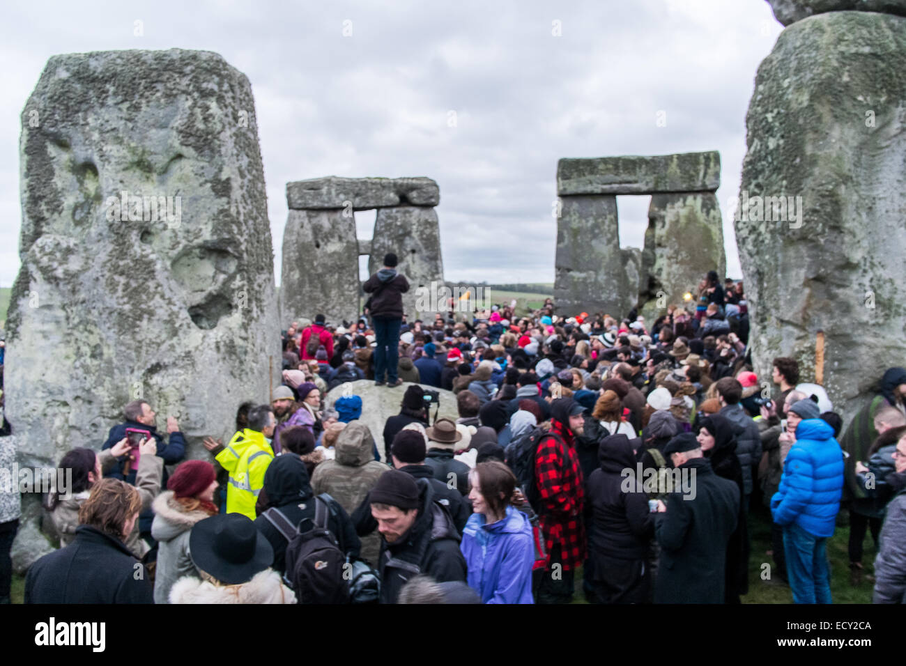 Stonehenge, Wiltshire, UK. 22. Dezember 2014. Winter-Sonnenwende 2014 strömen Tausende von Feiernden in das antike Monument Stonehenge, ein UNESCO-Welterbe in Wiltshire. In diesem Jahr Sonnenwende Sonnenaufgang ist ungewöhnlich auf den 22. und nicht die normalen 21. Dezember durch das Sonnenjahr. Bildnachweis: Paul Chambers/Alamy Live-Nachrichten Stockfoto