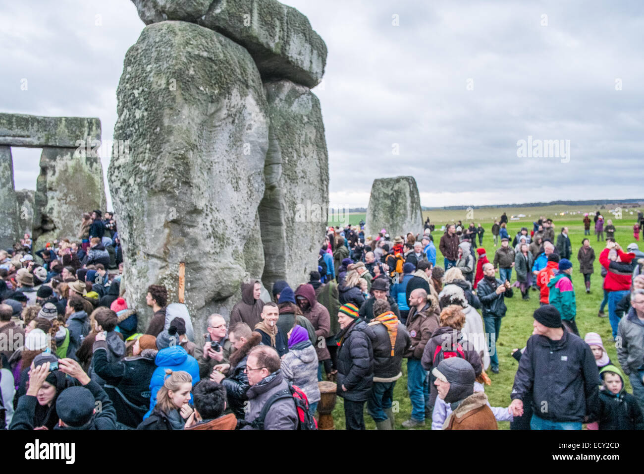 Stonehenge, Wiltshire, UK. 22. Dezember 2014. Winter-Sonnenwende 2014 strömen Tausende von Feiernden in das antike Monument Stonehenge, ein UNESCO-Welterbe in Wiltshire. In diesem Jahr Sonnenwende Sonnenaufgang ist ungewöhnlich auf den 22. und nicht die normalen 21. Dezember durch das Sonnenjahr. Bildnachweis: Paul Chambers/Alamy Live-Nachrichten Stockfoto
