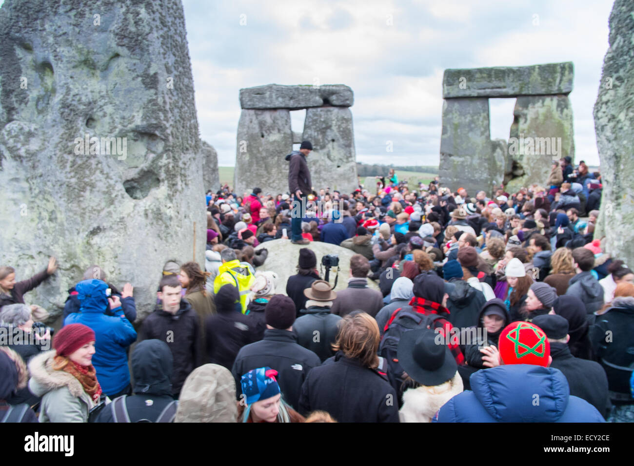 Stonehenge, Wiltshire, UK. 22. Dezember 2014. Winter-Sonnenwende 2014 strömen Tausende von Feiernden in das antike Monument Stonehenge, ein UNESCO-Welterbe in Wiltshire. In diesem Jahr Sonnenwende Sonnenaufgang ist ungewöhnlich auf den 22. und nicht die normalen 21. Dezember durch das Sonnenjahr. Bildnachweis: Paul Chambers/Alamy Live-Nachrichten Stockfoto