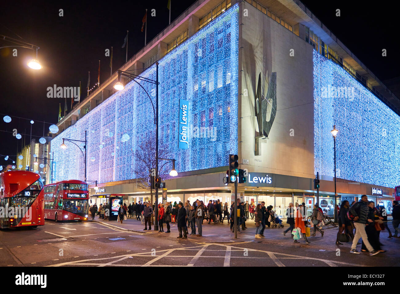 LONDON, UK - 20 Dezember: Nacht Foto von John Lewis Department Store außen in der geschäftigen Oxford Street mit Wand leuchten als p Stockfoto