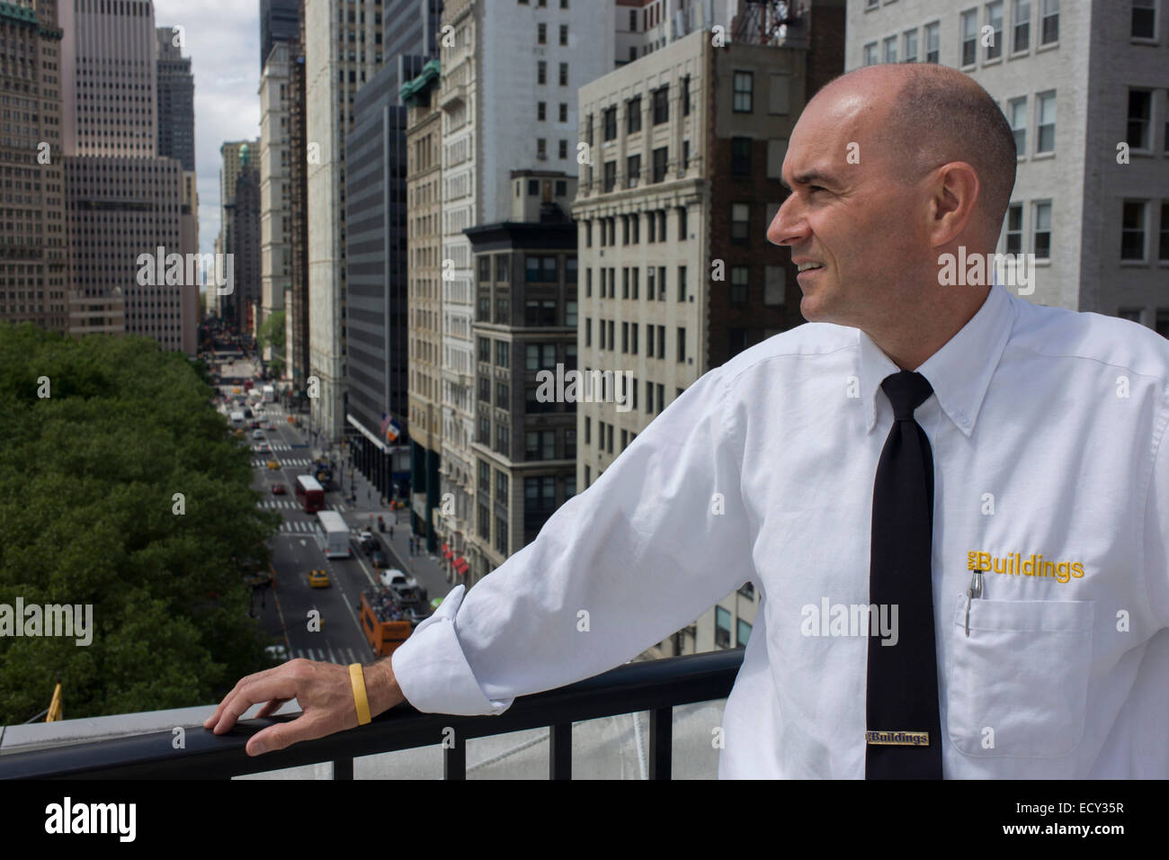 Investigative Ingenieurleistungen, Assistant Commissioner Tim Lynch auf dem Dach des NYC Abteilung der Bundesbauten Stockfoto