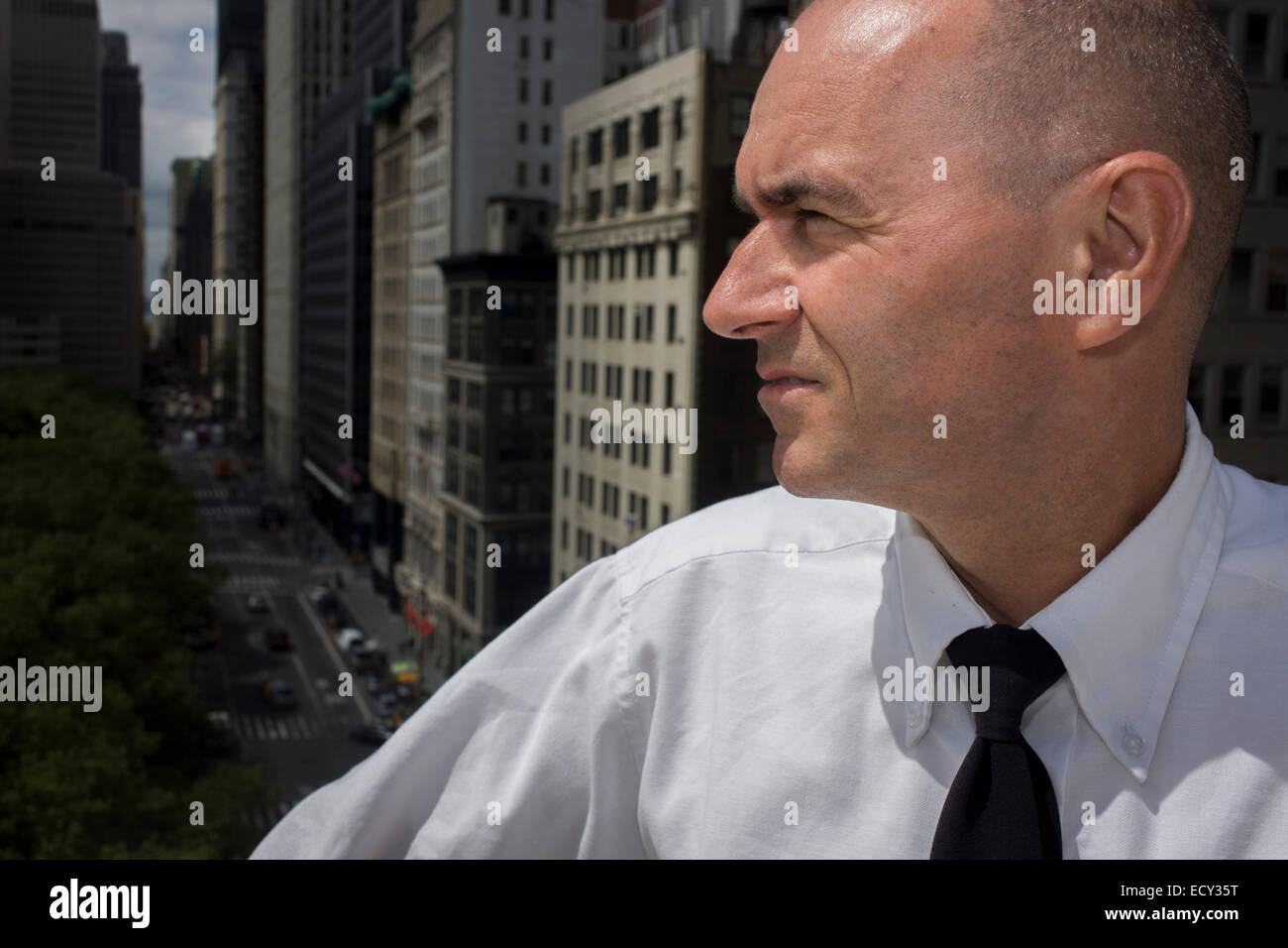 Investigative Ingenieurleistungen, Assistant Commissioner Tim Lynch auf dem Dach des NYC Abteilung der Bundesbauten Stockfoto