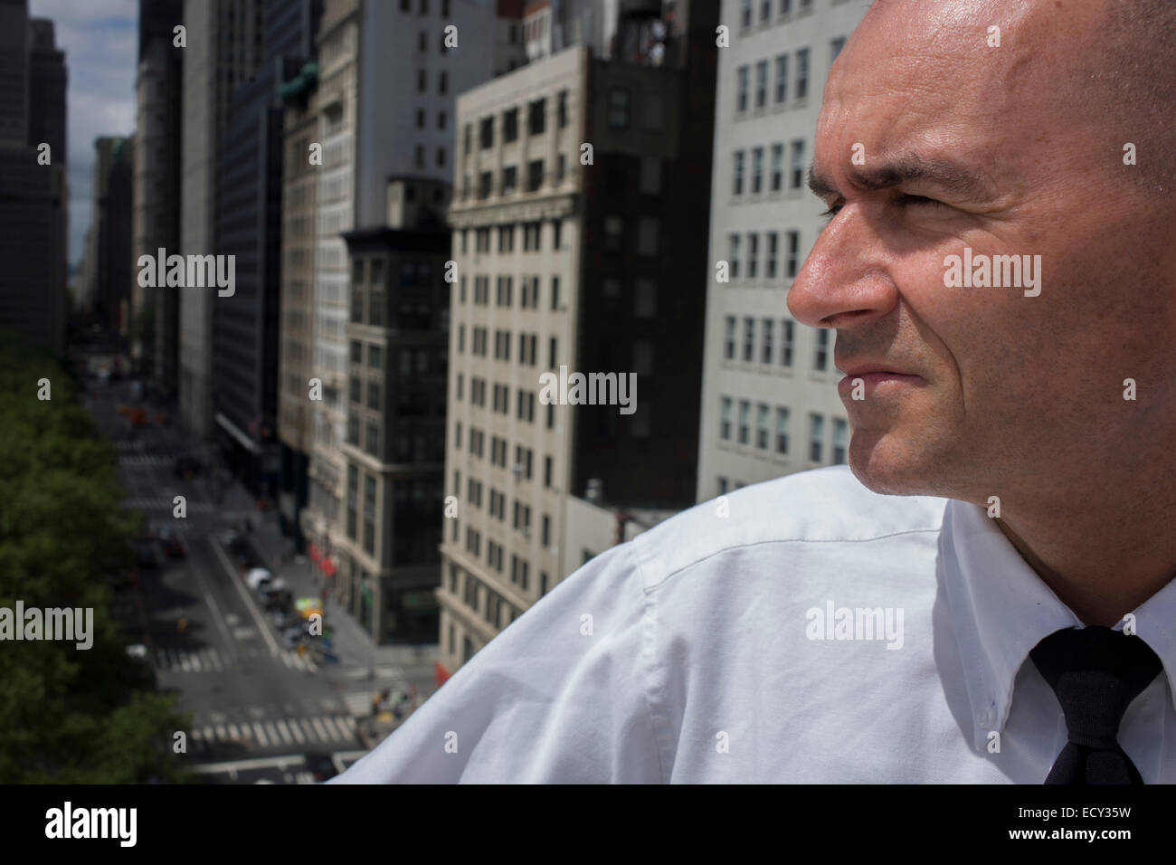 Investigative Ingenieurleistungen, Assistant Commissioner Tim Lynch auf dem Dach des NYC Abteilung der Bundesbauten Stockfoto