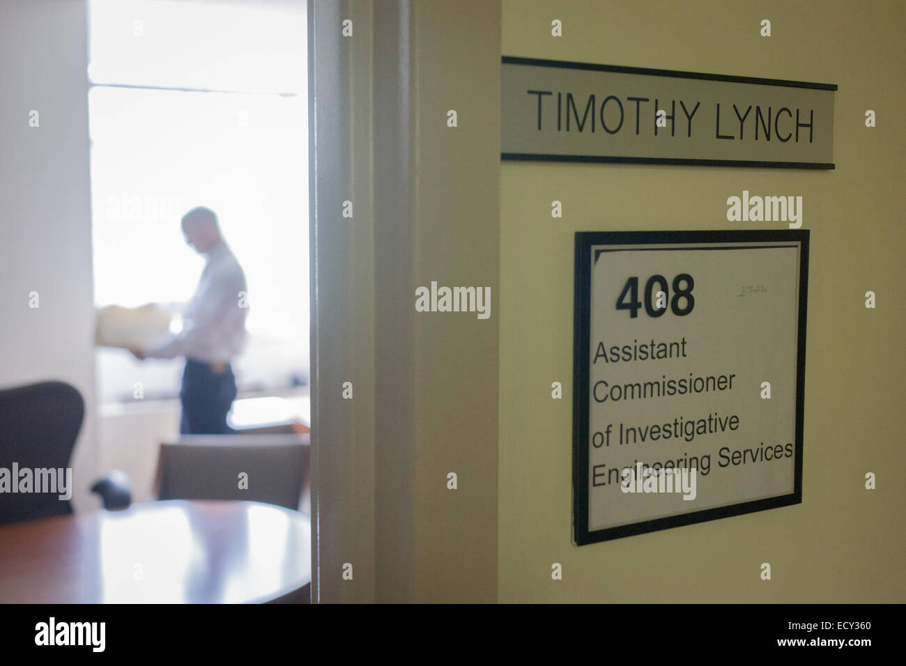 Investigative Ingenieurleistungen, Assistant Commissioner Tim Lynch in seinem Bundesamt am Broadway. Stockfoto