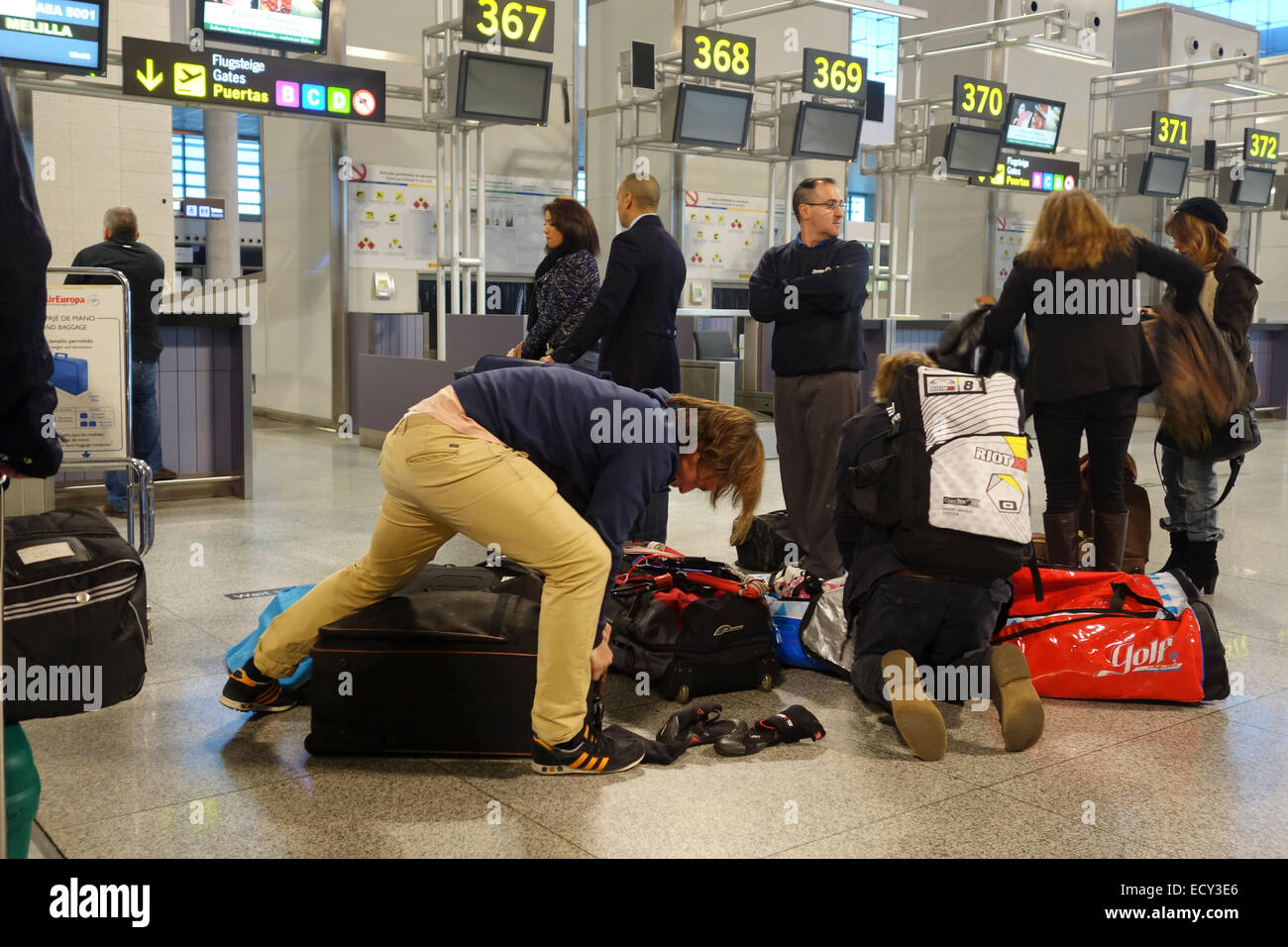 Reisende mit Übergepäck Flughafen Check-in-Schaltern, check-in Schalter, Malaga, Spanien. Stockfoto