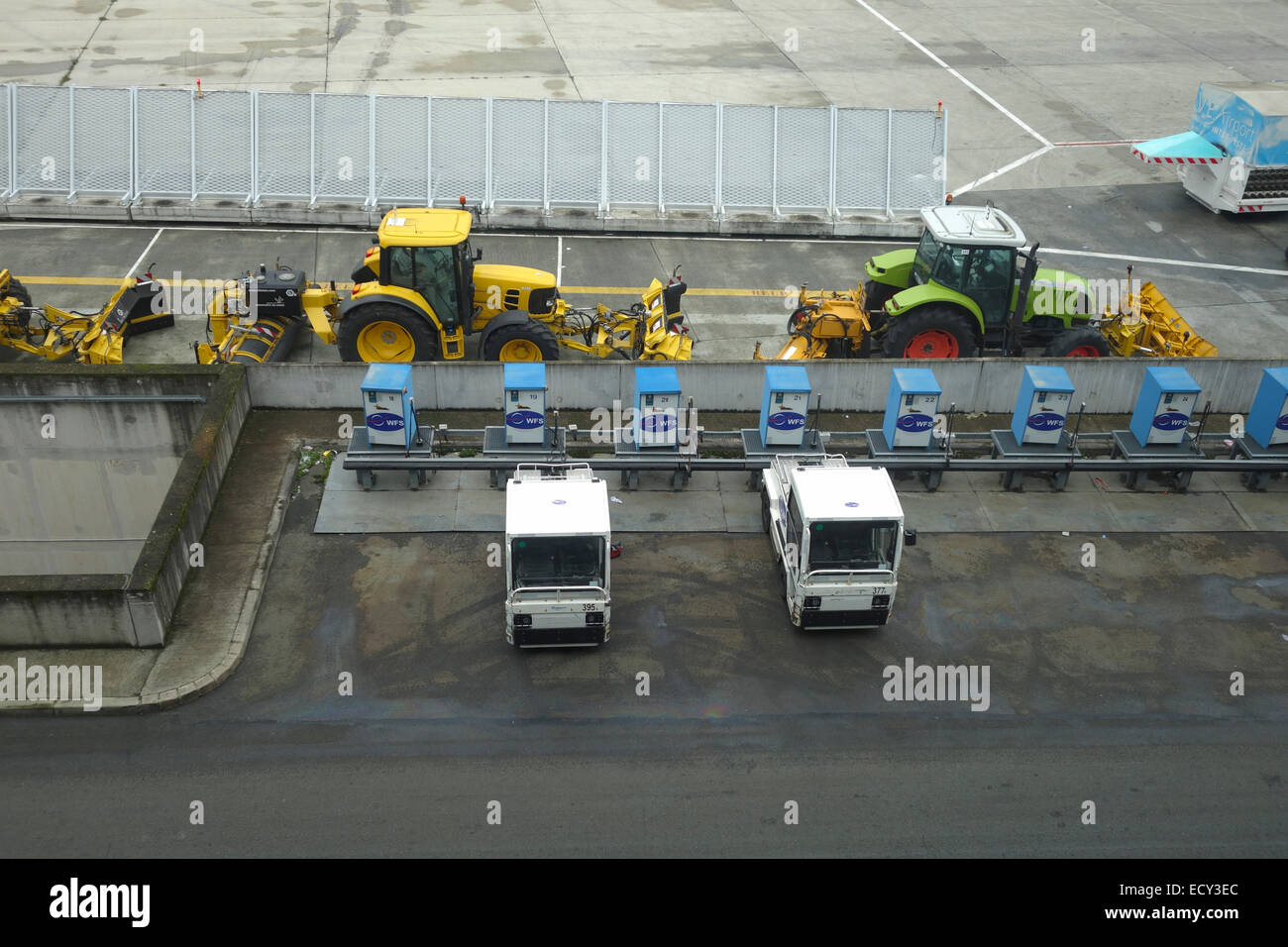 Schnee entfernen Abstand Traktoren bereit in Paris Charles de Gaulle, Paris, Frankreich. Stockfoto