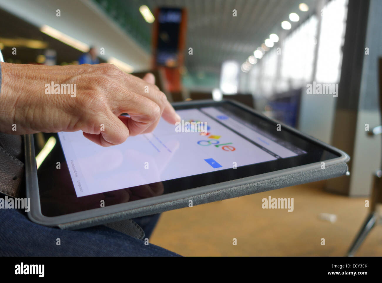Person mit dem Ipad am Flughafen über kostenlose WiFi-Verbindung. Paris. Charles de Gaulle. Stockfoto