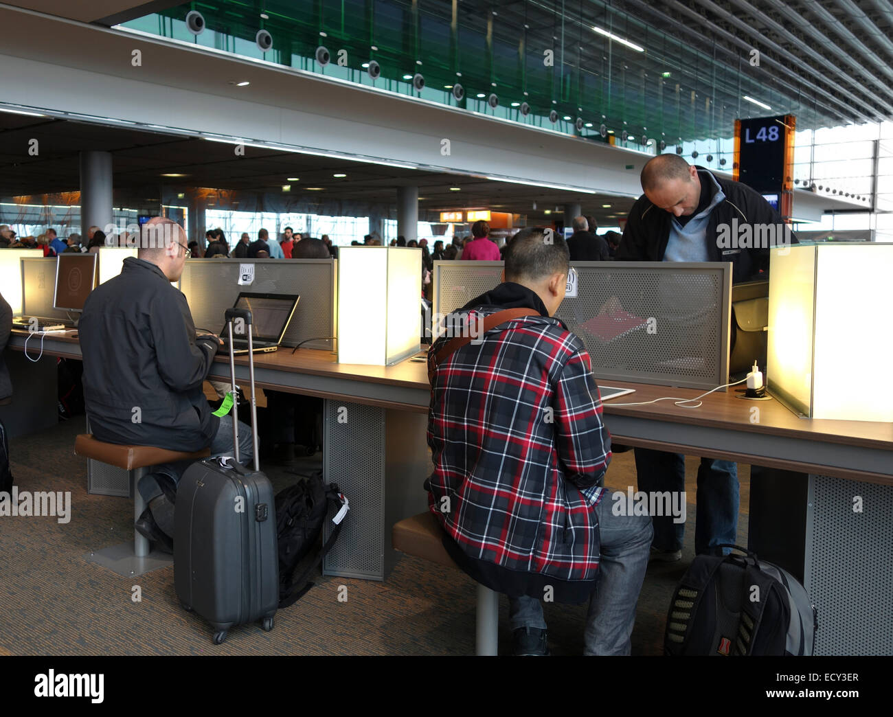 Personen, die am Flughafen mit Laptops reisen, nutzen kostenlosen WIFI-Zugang. Paris. Charles de Gaulle. Frankreich. Stockfoto