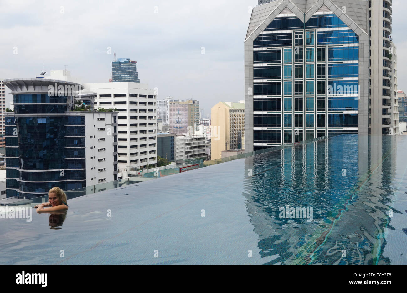 Aussicht vom 14. Stock der Stühle von Pool, Eastin Grand Hotel Sathorn, Bangkok, Thailand Skyline. Stockfoto