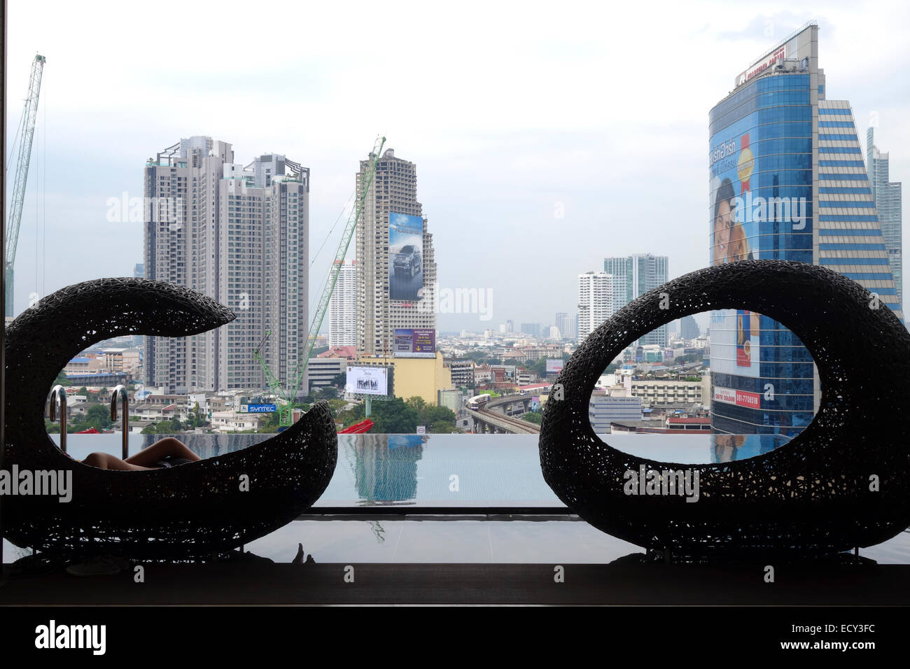 Aussicht vom 17. Stock der Stühle von Pool, Eastin Grand Hotel Sathorn, Bangkok, Thailand Skyline. Stockfoto