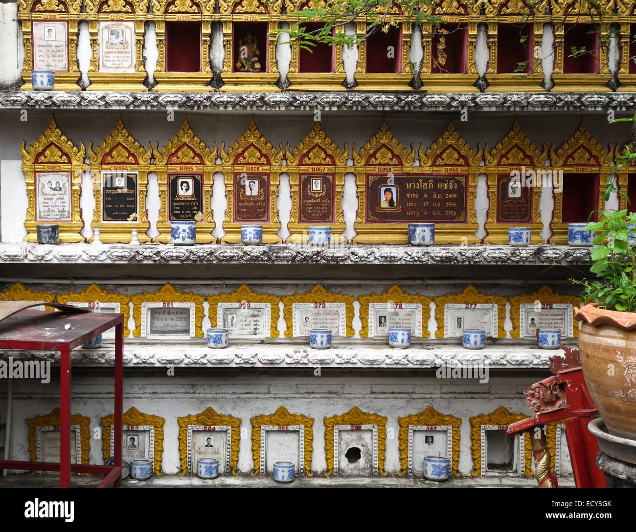 Eine Wand mit Feuerbestattung Urnen bei kleiner thailändischer buddhistischer Tempel. Bangkok. Thailand Stockfoto