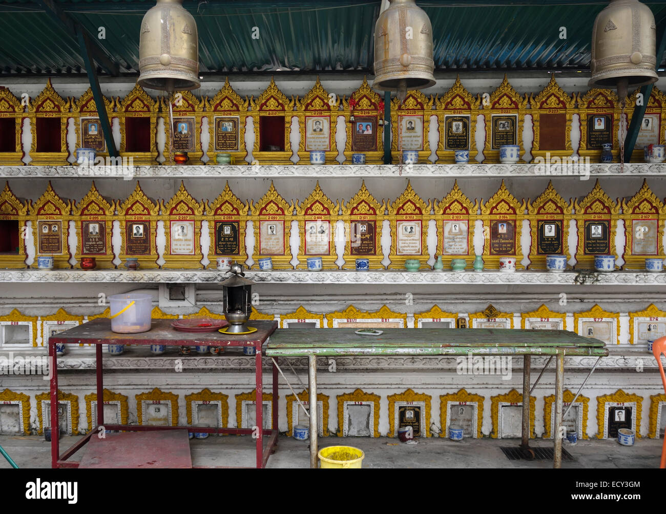 Eine Wand mit Feuerbestattung Urnen bei kleiner thailändischer buddhistischer Tempel. Bangkok. Thailand Stockfoto
