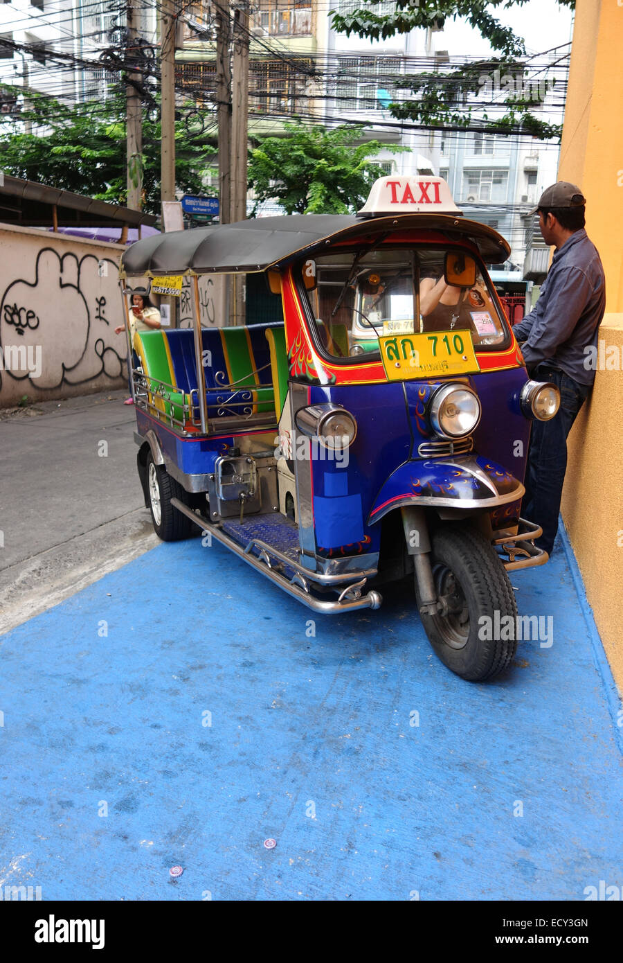 Tuk-Tuk-Taxi in engen Straße in Bangkok, Thailand Stockfoto
