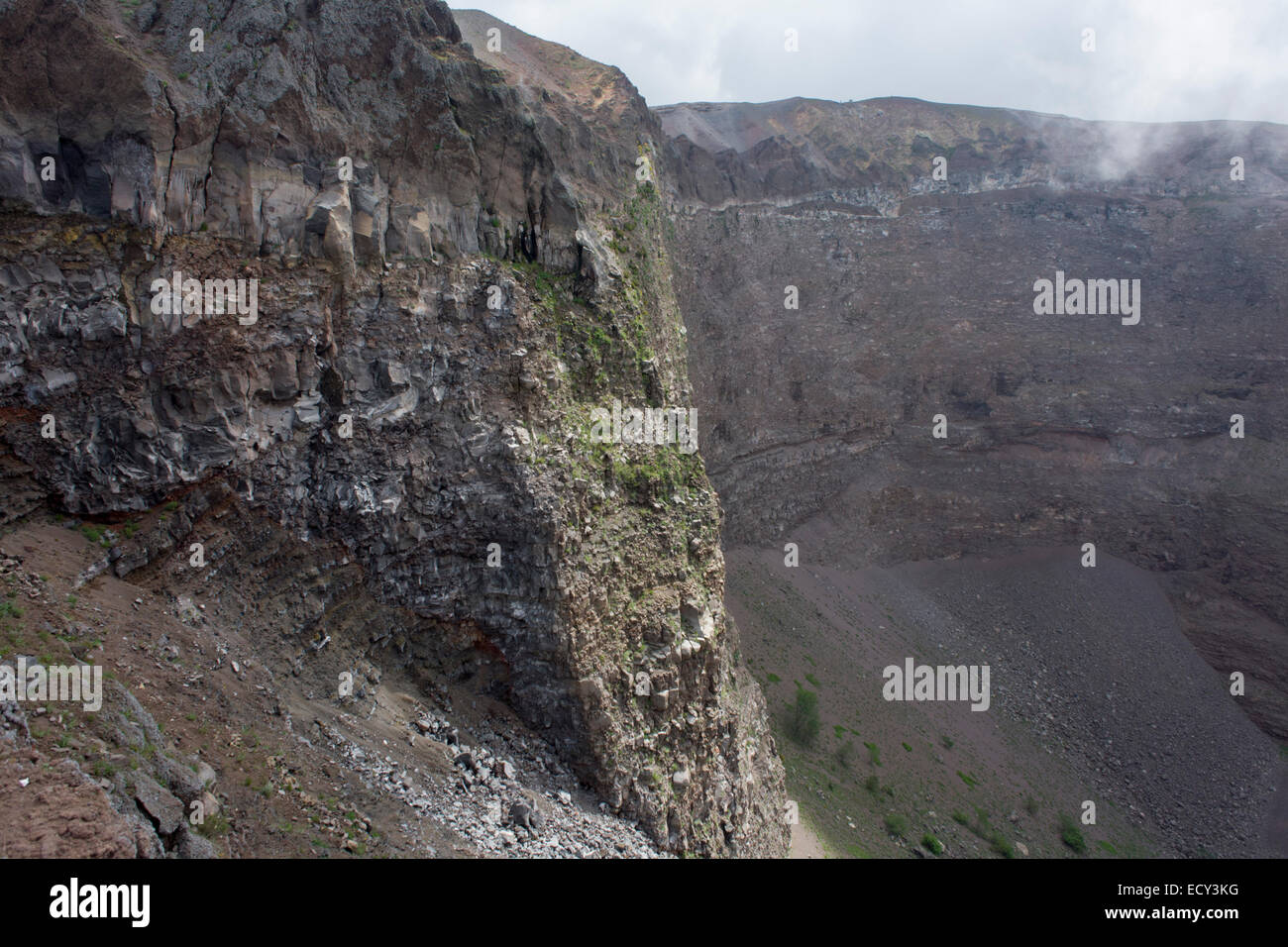 Kraterrand des schlafenden Vulkan Vesuv in der Nähe von Neapel, Italien. Stockfoto