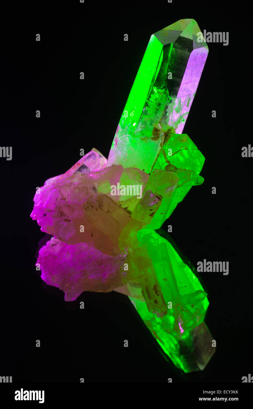 Kristall Quarz Mineral Stein mit Lichteffekten und Spiegel in Studioumgebung Stockfoto
