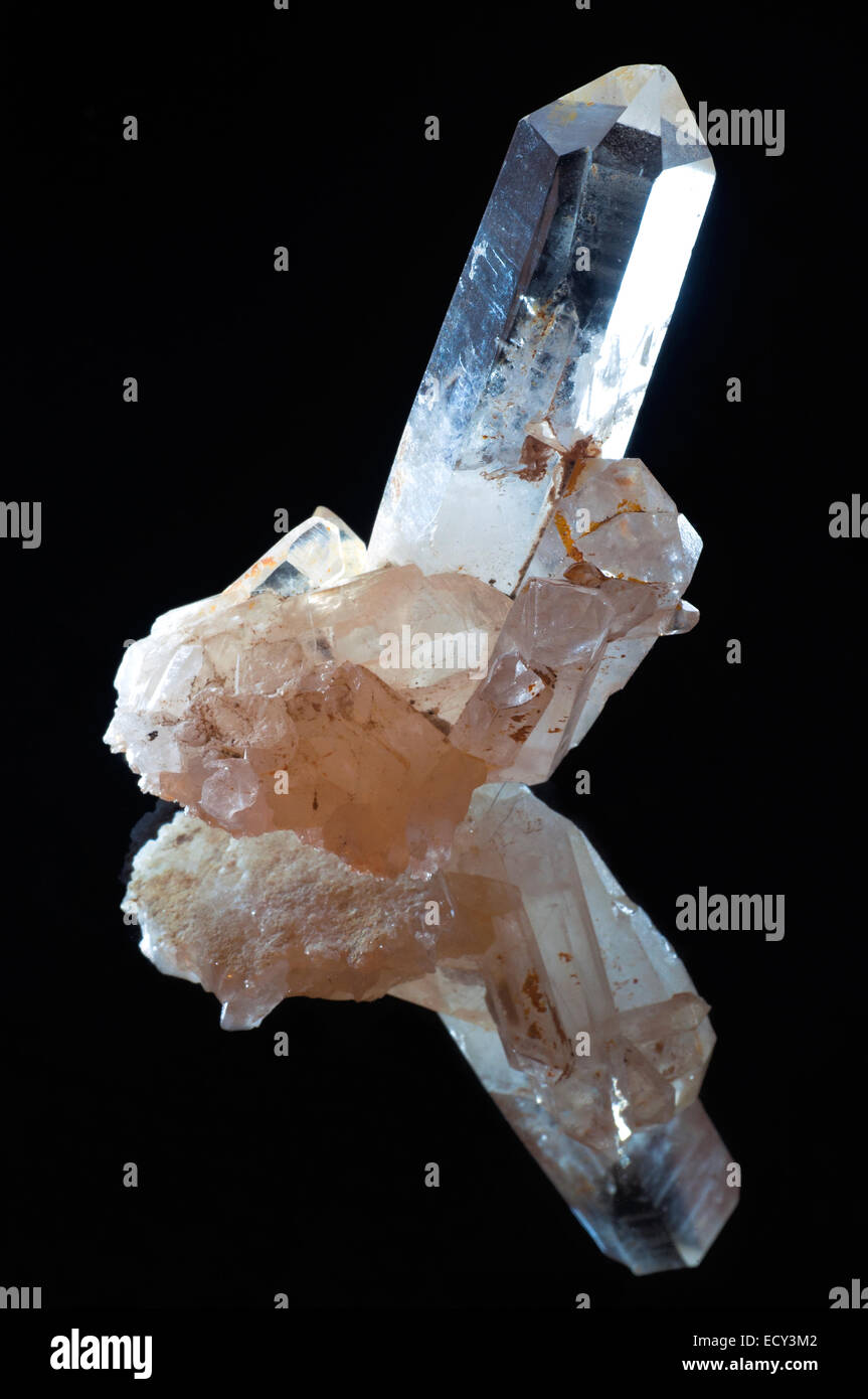 Kristall Quarz Mineral Stein mit Lichteffekten und Spiegel in Studioumgebung Stockfoto