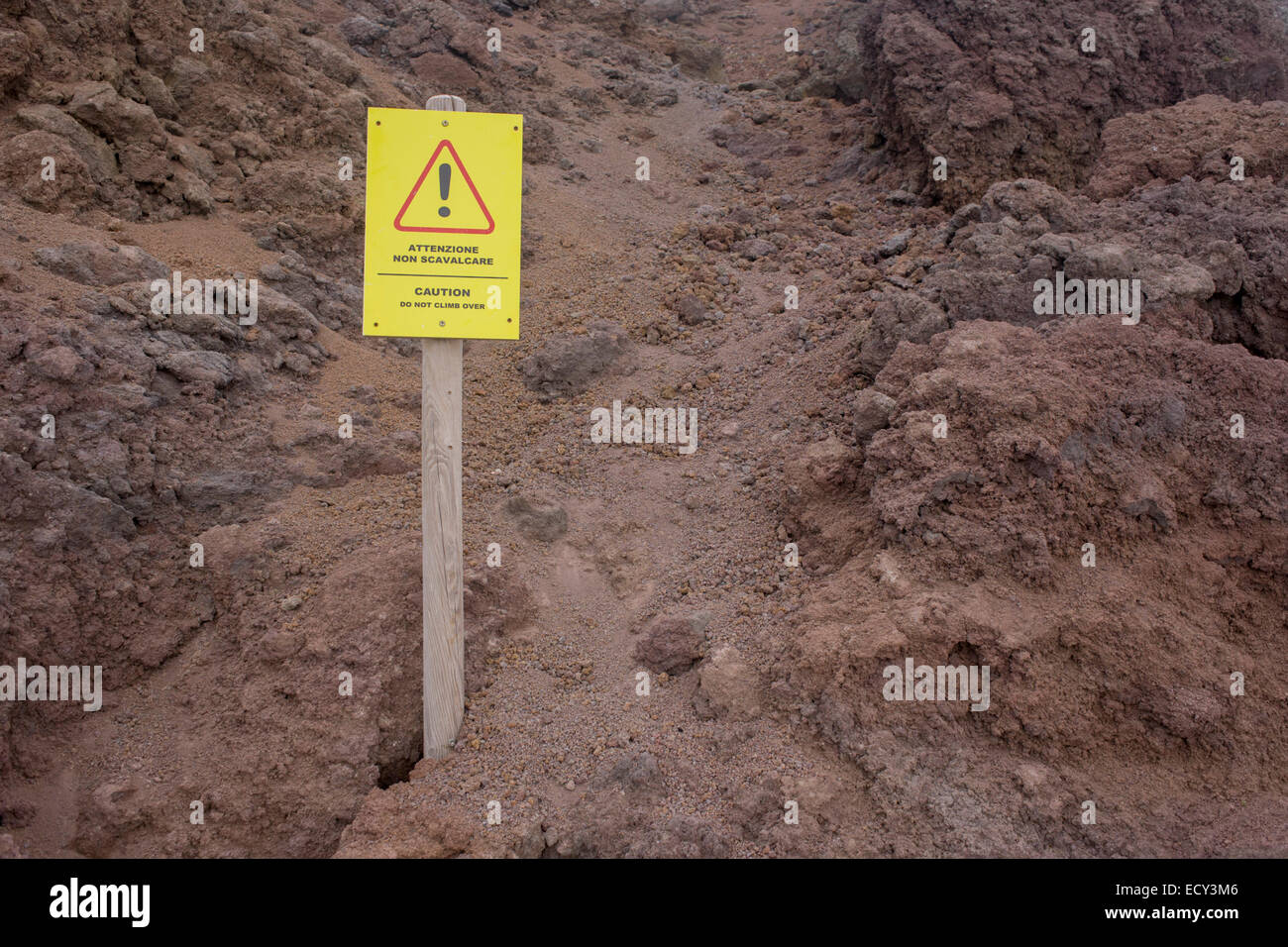 Touristen-Warnschild eingebettet in Lava-Gestein am Rande ruhenden Krater des Vulkans Vesuv. Stockfoto