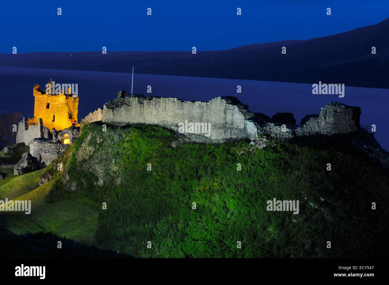Urquhart Castle in der Abenddämmerung, Loch Ness, Highlands, Schottland, Vereinigtes Königreich, Europa Stockfoto