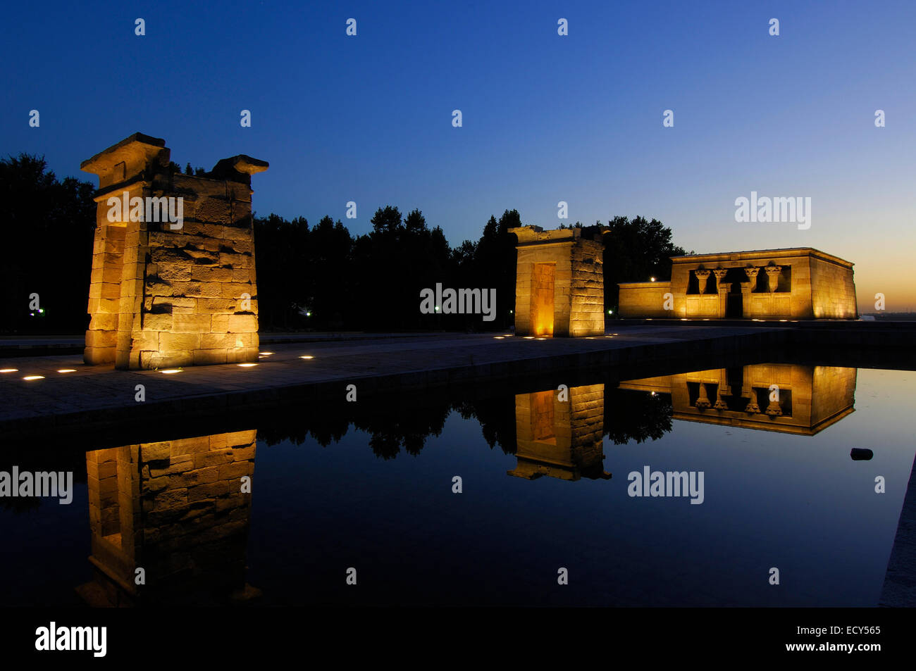 Ägyptische Tempel von Debod, 2. Jahrhundert v. Chr., bei Dämmerung, Madrid, Spanien, Europa Stockfoto