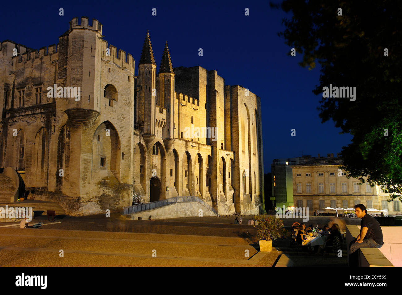Papstpalast, Palais des Papes in der Abenddämmerung, Avignon, Vaucluse, Provence-Alpes-Côte d ' Azur, Rhône-Tal, Provence, Frankreich Stockfoto