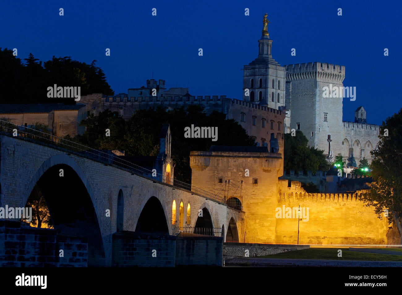 Saint-Benezet Brücke, Papstpalast, Palais des Papes und Kathedrale Notre-Dame des Doms in der Abenddämmerung, Avignon, Vaucluse Stockfoto