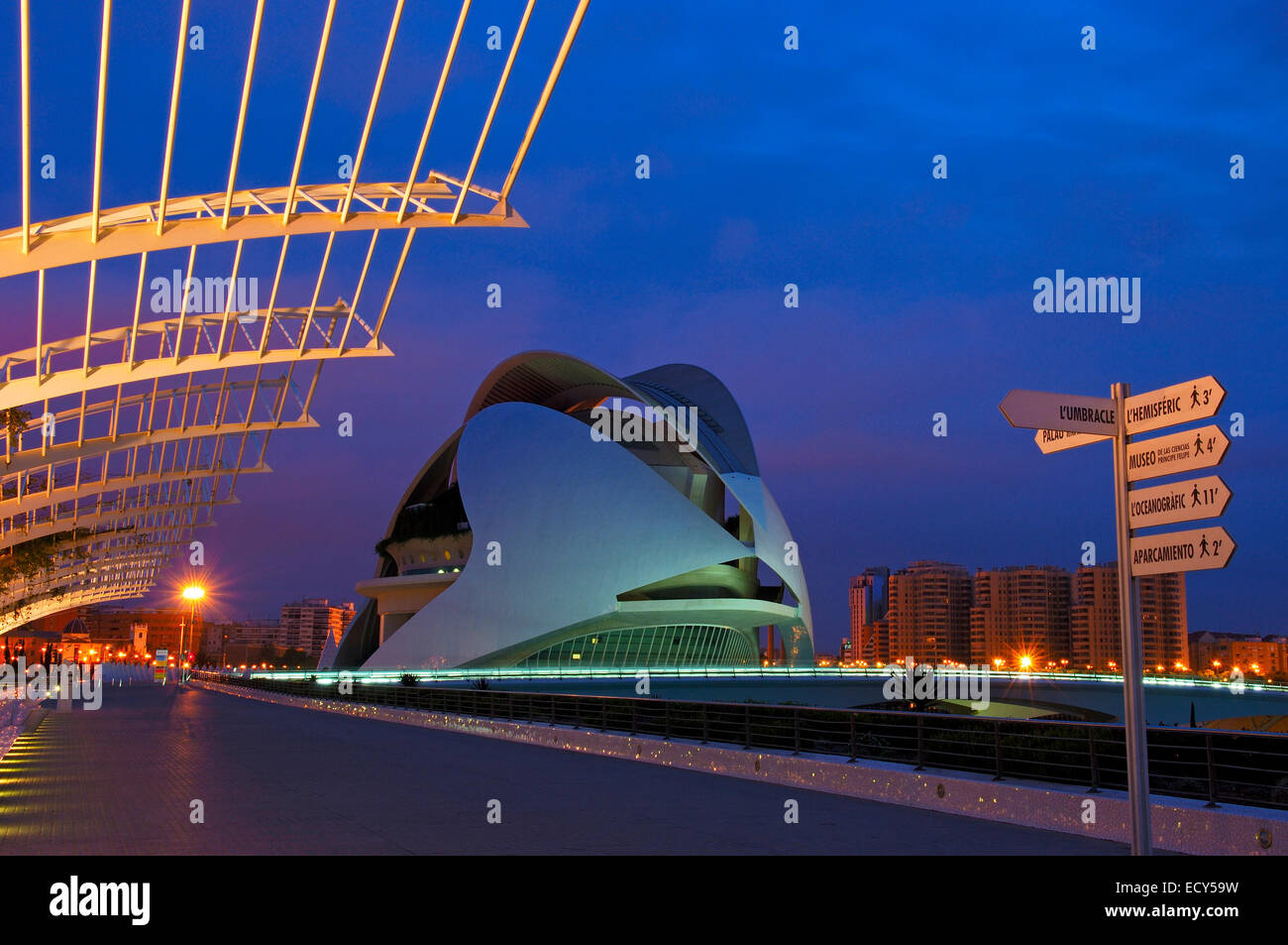 Palast der Künste Reina Sofia in der Abenddämmerung durch S. Calatrava, Stadt der Künste und Wissenschaften, Comunidad Valenciana, Valencia, Spanien, Europa Stockfoto