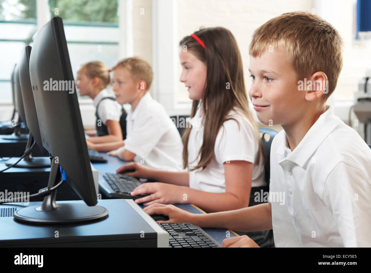 Männliche elementare Schüler in Computer Klasse Stockfoto