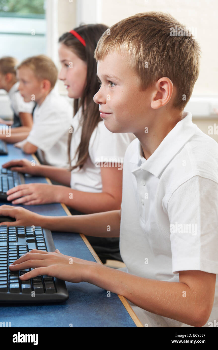 Männliche elementare Schüler in Computer Klasse Stockfoto
