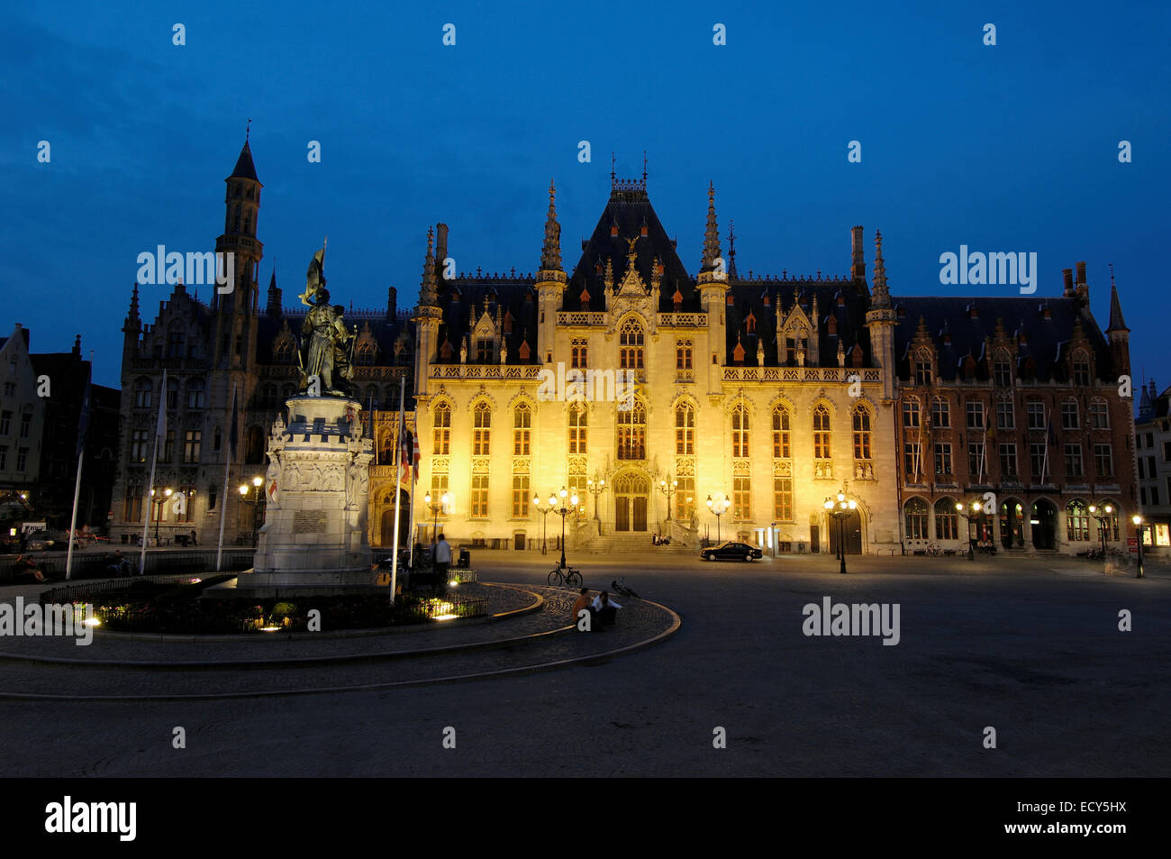 Provinzielle Regierungspalast und Denkmal für Jan Breydel und Pieter de Coninck im Markt, Marktplatz, in der Abenddämmerung, Brügge Stockfoto