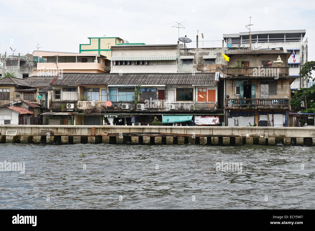 Alte Häuser, Chao Phraya River, Bangkok, Chinatown, Thailand, Südostasien. Stockfoto